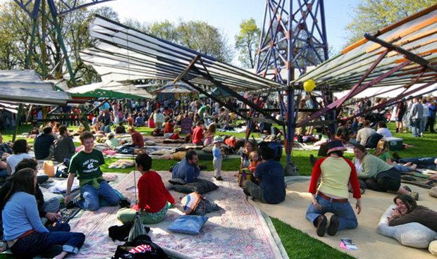 04 community lawn